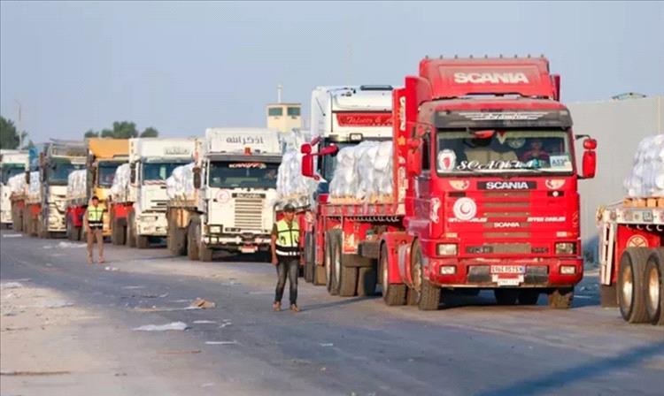 مساعدات إنسانية ضخمة من مصر والأردن والإمارات تتجه نحو قطاع غزة بعد تعليق العمليات الإسرائيلية