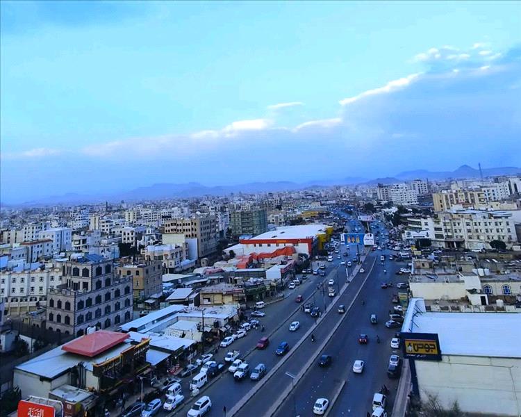 صورة من صنعاء الماطرة تجسّد الجمال رغم المعاناة "مليحة عاشقاها السلّ والجرب"