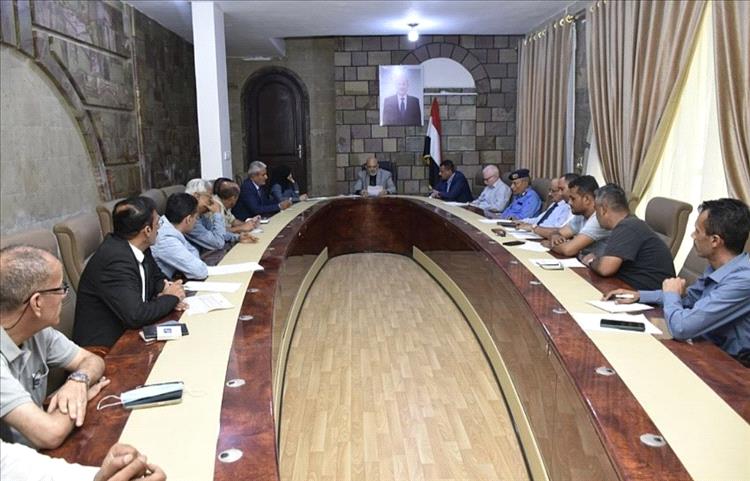 تعز تعقد اجتماعاً طارئاً لمواجهة أزمة المياه الخانقة وخطة شاملة لترشيد التوزيع