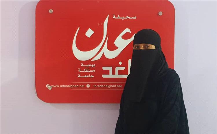 متعهدة بمقصف في البريقة تناشد المنظمات الإنسانية بإيجاد عمل لها عقب نهب مقصفها