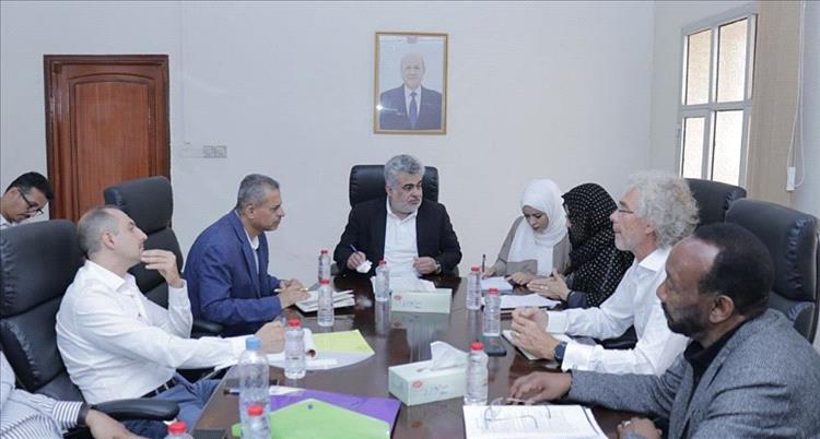 تحركات حكومية في عدن لمواجهة أزمة الغذاء وتفعيل مشاريع النقل بدعم دولي