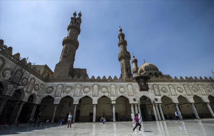 جدل في الأزهر.. التحقيق مع أستاذة جامعية بعد تصريح "الحشيش جائز شرعًا"