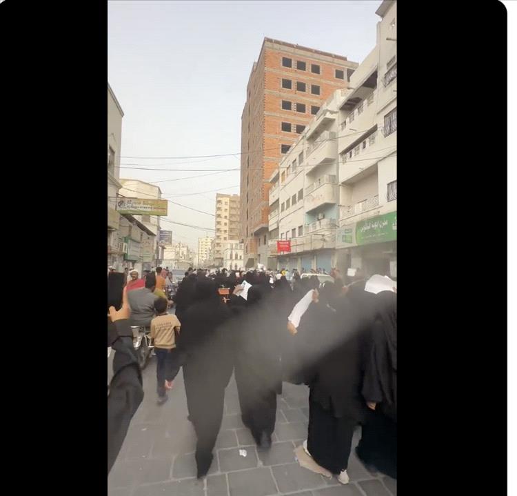 النساء ينضممن إلى التظاهرات في المكلا ويهتفن برحيل المحافظ بن ماضي