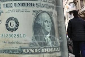 كيف يؤثر تراجع الدولار على اقتصادات ومواطني الدول العربية؟