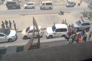 عناصر من المجلس الانتقالي تحاصر لجنة برلمانية في المكلا وتمنع أعضائها من مغادرة المدينة