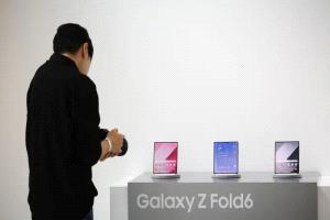 صورة مُسربة تكشف مدى نحافة هاتف "Galaxy Z Fold 7" المقبل