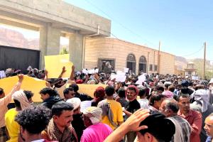 وقفة احتجاجية حاشدة في دوعن تطالب بتحسين الخدمات وتستنكر ملاحقة فرقة مسرحية