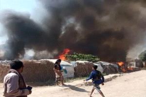 حريق هائل يلتهم 18 منزلًا في الحديدة
