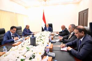 الرئيس العليمي يترأس اجتماعاً حكومياً لضمان صرف المرتبات واستمرار الخدمات