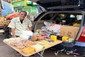المعلم القدير "فارض" يتحول إلى بائع حناء ومكسرات في كريتر بعد سنوات من العطاء التربوي