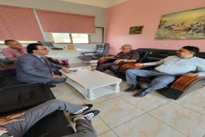 " بتكليف من معالي وزير الدولة محافظ  العاصمة عدن الأستاذ أمجد الحسيني يزور الموسيقار بن غودل ويتكفل بعلاجه "