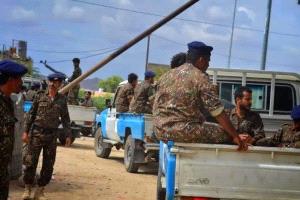 منتسبو الأمن العام بأبين يشكون تأخير صرف مرتباتهم ويطالبون بتدخل عاجل