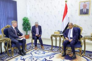 رئيس الوزراء يؤكد التزام الحكومة بمسار السلام خلال لقائه مبعوث الأمم المتحدة في عدن