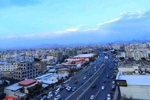 صورة من صنعاء الماطرة تجسّد الجمال رغم المعاناة 
