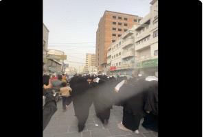 النساء ينضممن إلى التظاهرات في المكلا ويهتفن برحيل المحافظ بن مخبوت