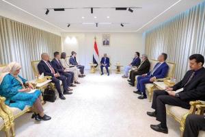 رئيس الوزراء بن بريك يقود حواراً استراتيجياً مع البنك الدولي لدعم التعافي الاقتصادي وإصلاح قطاع الكهرباء