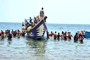 عودة 60 صيادًا إلى الخوخة عقب احتجازهم في إريتريا ومصادرة قواربهم