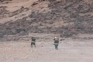 الدفاع المدني بشبوة يستجيب لاستغاثة ثلاثة شبان عالقين في جبل شرقي عتق ويستنفر جهود الإنقاذ