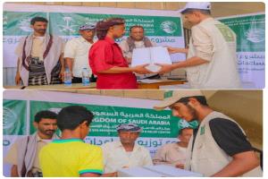 مركز الملك سلمان للإغاثة يدشن مشروع توزيع مساعدات التمور في م/ لودر محافظة أبين