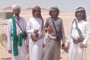 الشيخ لكرش باعوضة يستقبل رحالة شبوة بسلطنة عمان بعد رحلتهم على ظهور الإبل للانطلاق إلى دول الخليج والعراق