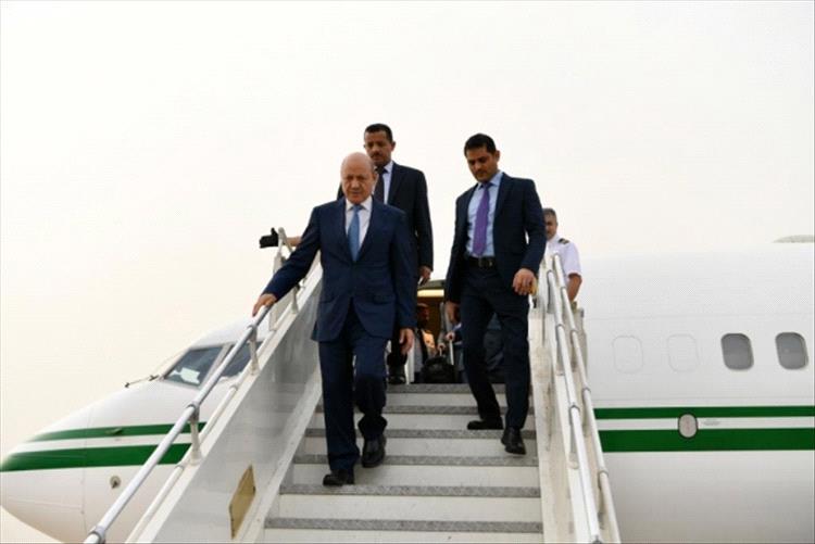عاجل.. الرئيس العليمي يصل إلى عدن