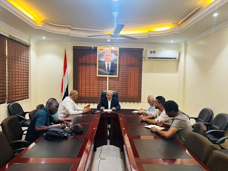 وزير المياه والبيئة يبحث مع منظمة سمارتيان بيرس تدخلاتها في قطاع المياه