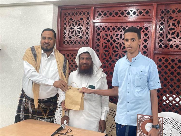 رجل البر والإحسان الشيخ الفاضل  محمد العمقي يكرم ابنهم الحافظ سالم عوض العمقي لختمه كتاب الله عزوجل