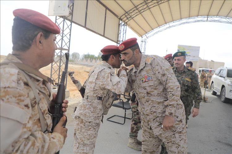 في ثاني أيام العيد.. قائد محور الغيضة يعايد الأبطال في المواقع الأمامية ويشدّد على الجاهزية القتالية