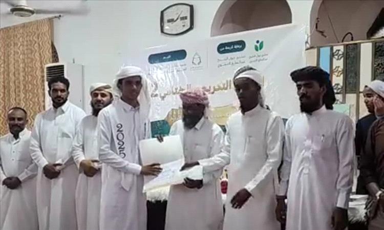 مدرسة أبي موسى الأشعري تكرم 13 حافظاً لكتاب الله