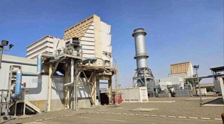 بتوجيهات رئيس الوزراء.. بدء نقل وتفريغ نفط حقل العقلة إلى محطة كهرباء بترومسيلة في عدن
