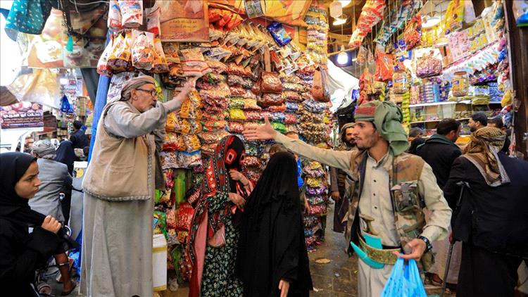 أسواق اليمن في وجه العاصفة.. تدهور سريع للريال واضطراب سلاسل الإمداد