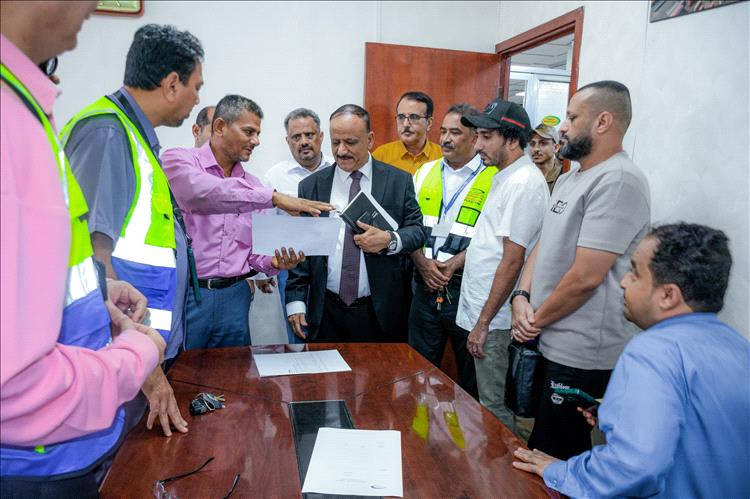 وزير النقل يتفقد سير العمل بميناء الحاويات ومستوى الانضباط الوظيفي عقب إجازة عيد الأضحى المبارك