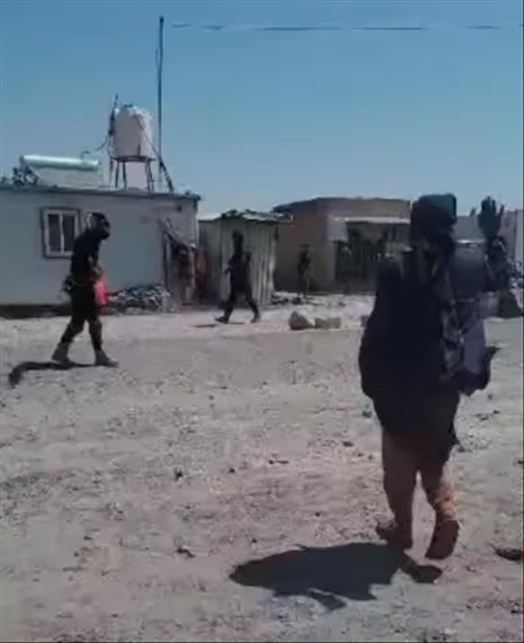 مواطنون يحرقون غرف الجبايات الحوثية في عنس رفضًا للنهب الجائر
