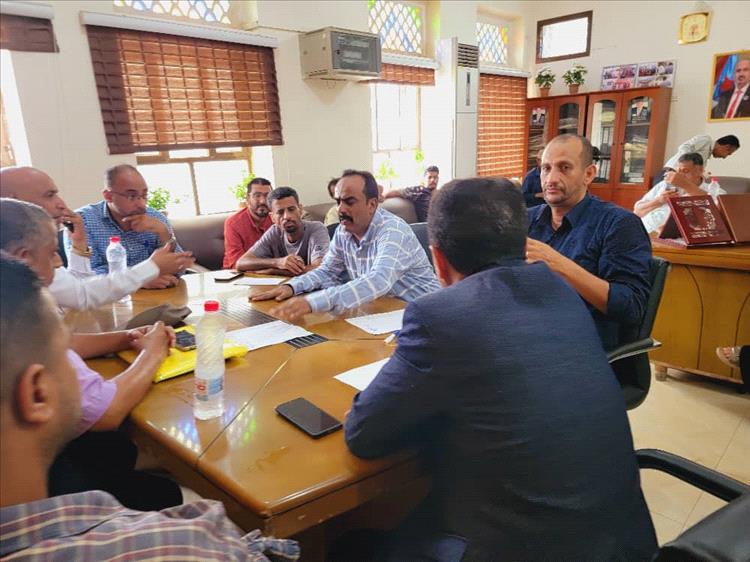مدير عام خور مكسر يعقد اجتماعًا موسعًا لمناقشة مشاكل الصرف الصحي بالمديرية