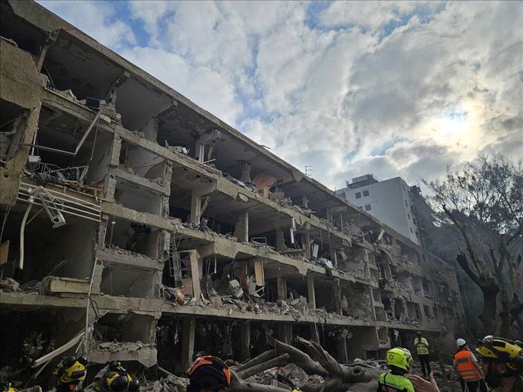 صور الدمار في إسرائيل تكشف حجم الضربات الإيرانية صباح الأحد
