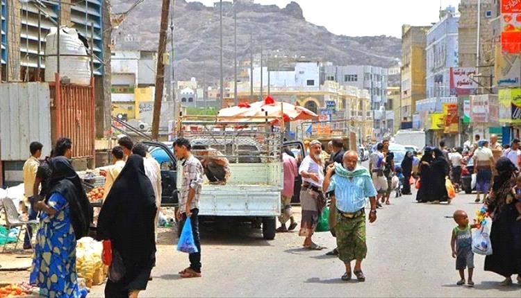 مواطنون بعدن: انهيار العملة أرهقنا.. وارتفاع الأسعار تجاوز قدرتنا على الشراء