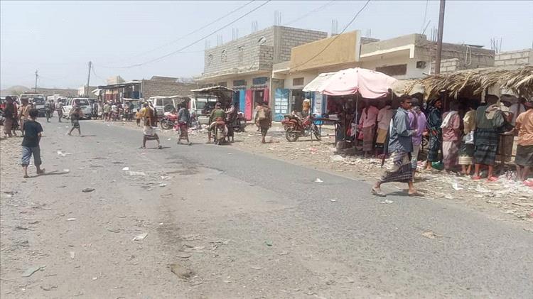 سوق " أمصرة " بأببن يشكل محطة تلاقٍ بين المئات يومياً من أبناء المناطق الوسطى