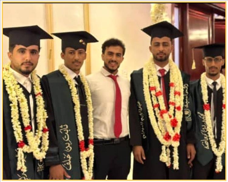 طلاب من "شعب العرمي" بيافع رصد يحتفلون بتخرجهم من جامعة العلوم والتكنولوجيا بعدن