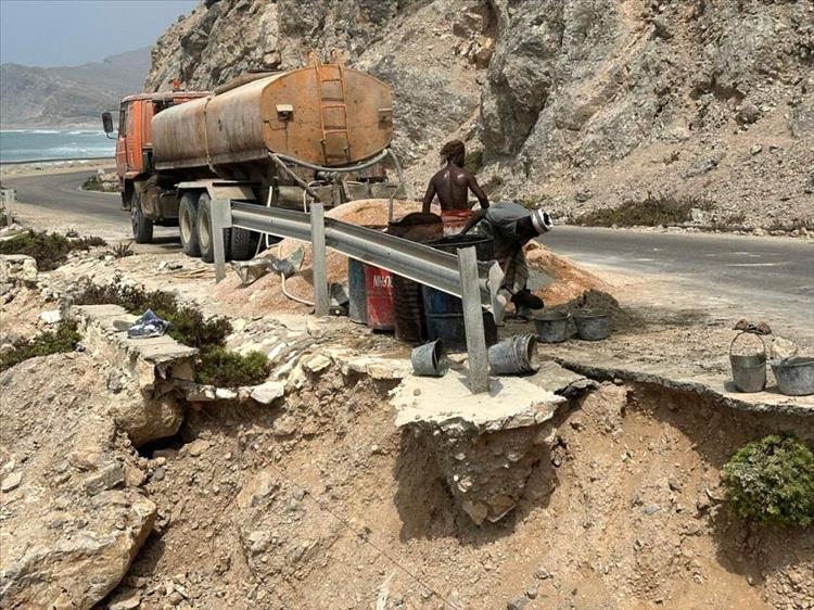 البدء بصيانة طريق الغيضة - حوف بالمهرة