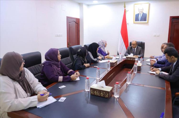 عدن: بن بريك يؤكد دعم الحكومة لتمكين المرأة وضمان مشاركتها الفاعلة خلال لقائه رئيسة اللجنة الوطنية للمرأة