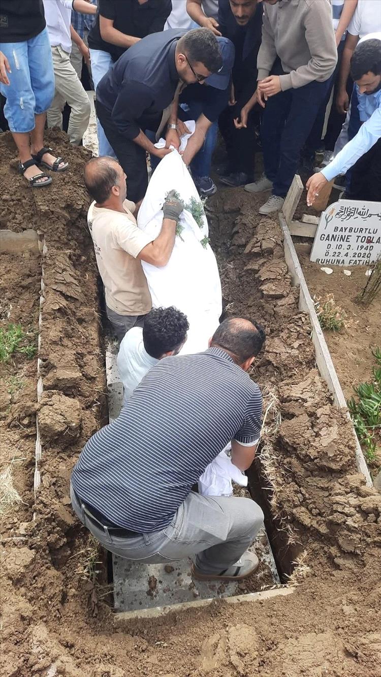 المئات يشيّعون جثمان الشاعر فؤاد الحميري إلى مثواه الأخير في مدينة إسطنبول التركية