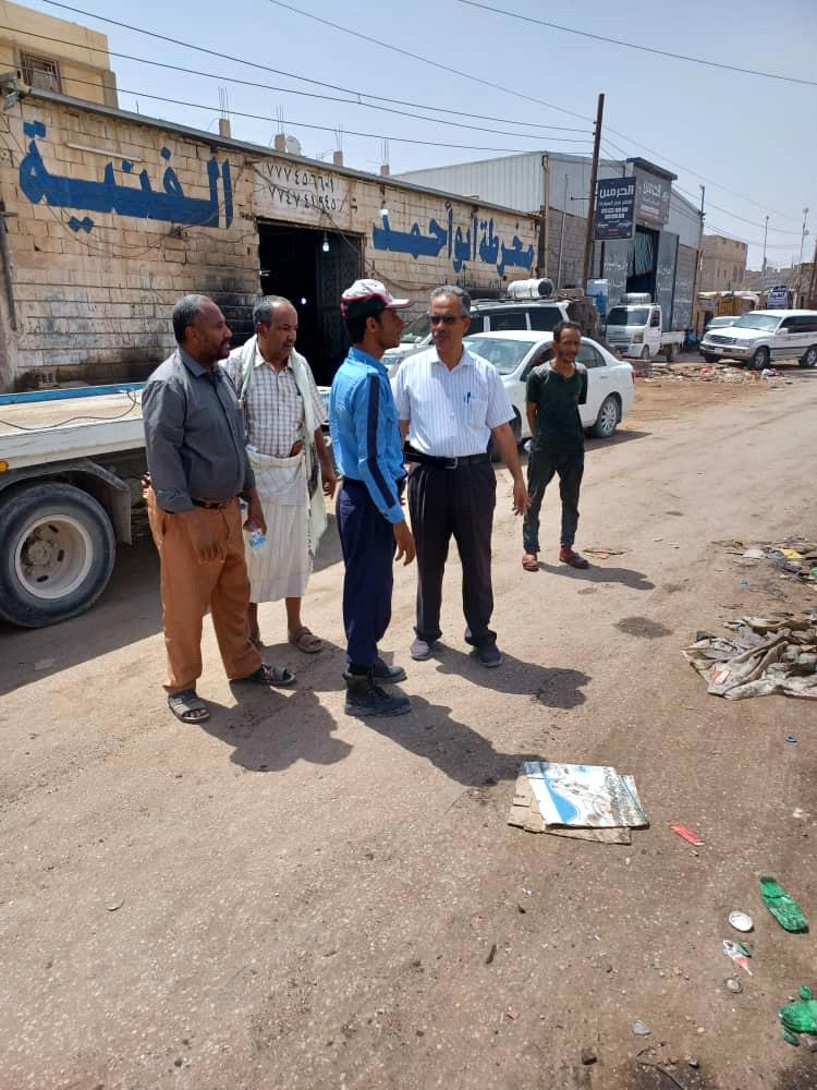 تدشين حملة لإزالة مخلفات الورش ورفع هياكل السيارات في عدد من شوارع مدينة عتق