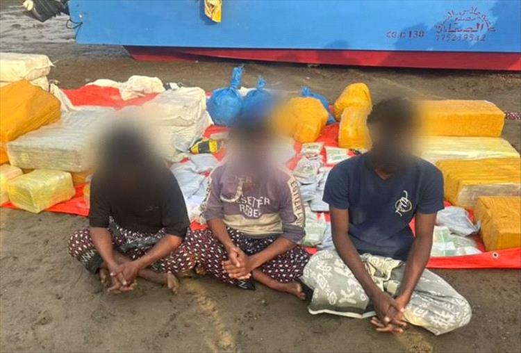 حملة أمنية تضبط قاربًا يحمل نصف طن من الحشيش قرب باب المندب