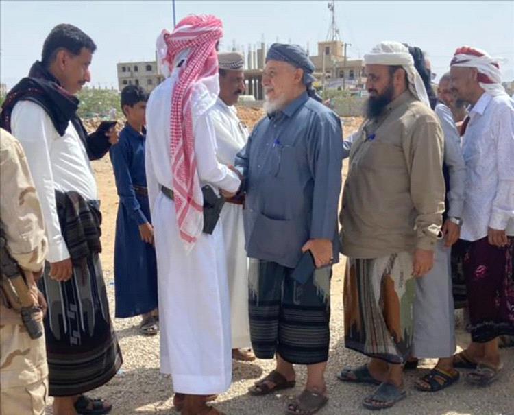الشيخ باحنحن وشخصيات قبلية بميفعة في ضيافة آل لكرش باعوضة لبناء الثقة والروابط الاجتماعية بين قبائل المديرية