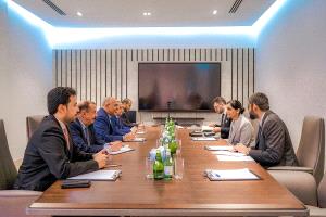 اللواء الزُبيدي يبحث مع السفيرة البريطانية ومسؤولي البنك الدولي المستجدات السياسية والحلول العاجلة لأزمة الكهرباء