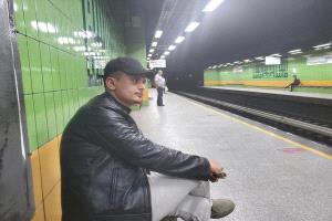 صحفي يغادر عدن بعد أكثر من عشرين عامًا: “كنا نبحث عن وطن.. فصرنا نبحث عن ساعة كهرباء"