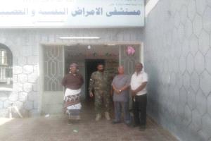 مدير عام مستشفى الأمراض النفسية ونائبه يقومان بزيارة عيدية لنزلاء المستشفى