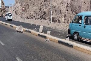 سقوط صخور ضخمة من جبل شمسان على طريق المعلا – كريتر دون إصابات