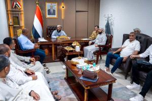 وزير الأوقاف يناقش مع قيادة الخطوط الجوية اليمنية ترتيبات عودة الحجاج