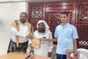 رجل البر والإحسان الشيخ الفاضل  محمد العمقي يكرم ابنهم الحافظ سالم عوض العمقي لختمه كتاب الله عزوجل